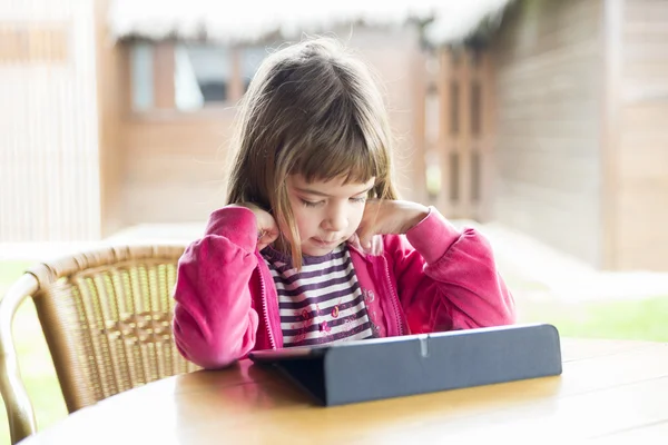 Meisje met een digitale tablet — Stockfoto