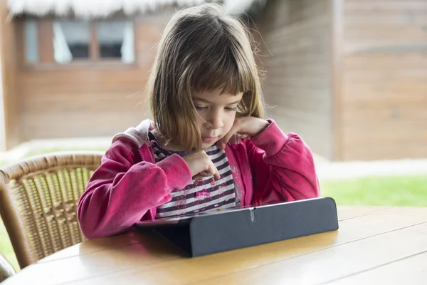 Kleines Mädchen mit digitalem Tablet — Stockfoto