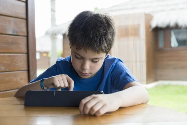 Jongen en een digitale tablet — Stockfoto