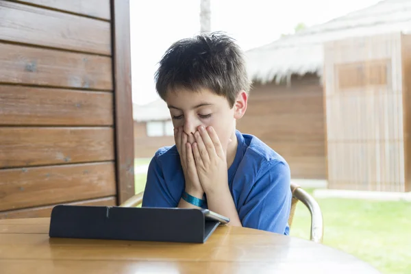 Junge und ein Tablet digital — Stockfoto