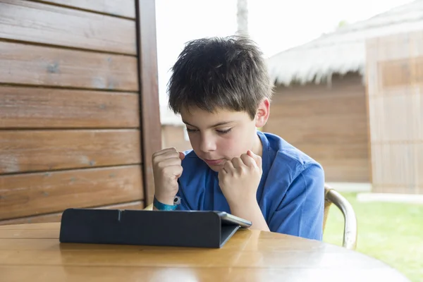 Junge und ein Tablet digital — Stockfoto