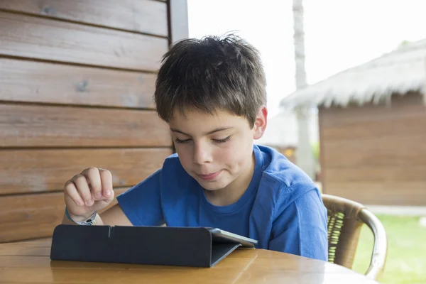 Junge und ein Tablet digital — Stockfoto