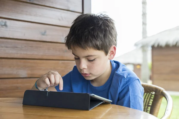Jongen en een digitale tablet — Stockfoto