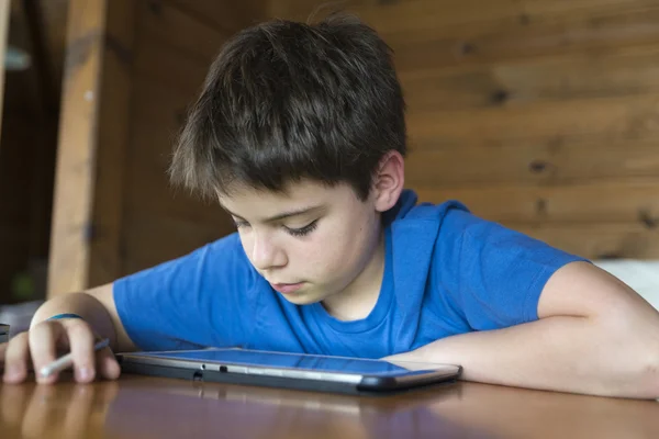 Junge und ein Tablet digital — Stockfoto