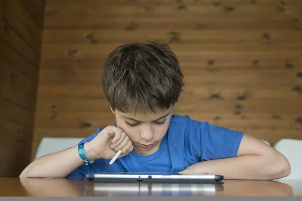 Ragazzo giovane e un tablet digitale — Foto Stock