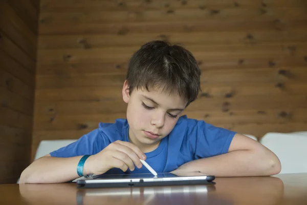 Jovem e um tablet digital — Fotografia de Stock