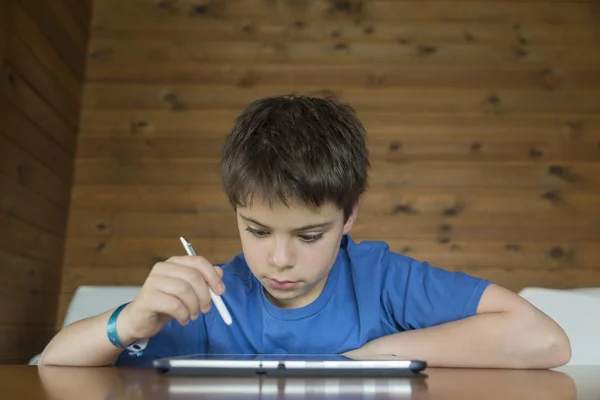 Jeune garçon et une tablette numérique — Photo