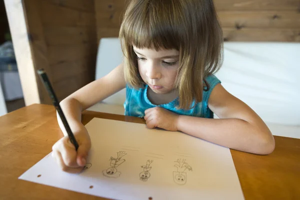 Klein meisje tekening — Stockfoto