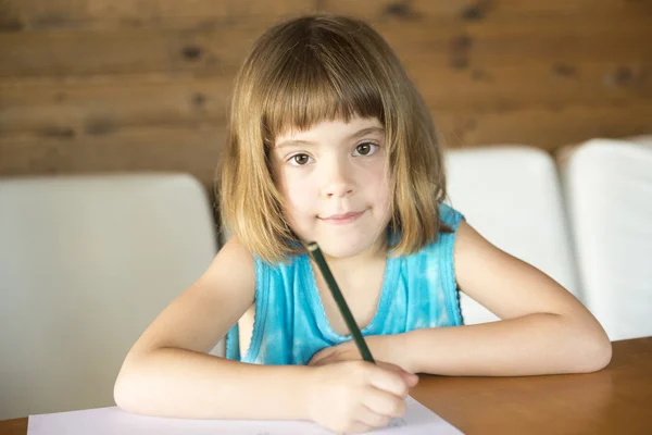 Klein meisje tekening — Stockfoto