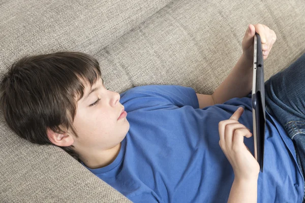 年轻的男孩和一款平板数字 — Stockfoto