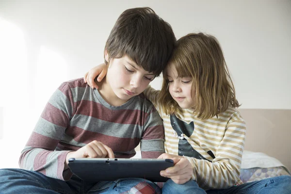 Kinderen spelen met een digitale tablet — Stockfoto