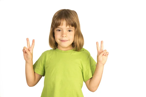 Kind macht Friedenszeichen — Stockfoto