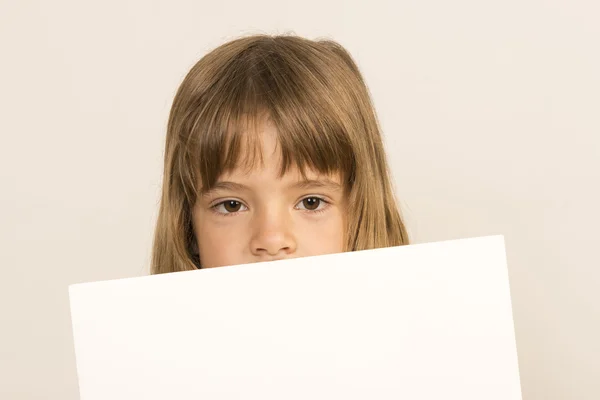 Klein meisje uitvoering een poster — Stockfoto