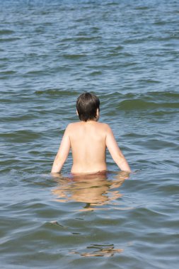 genç çocuk denizde Yüzme