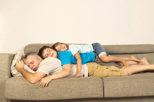 Vater und Kinder schlafen auf dem Sofa — Stockfoto