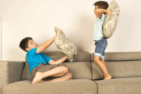 Kinderen vechten samen met kussens — Stockfoto