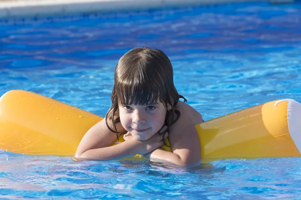 Little girl in a swimming pool — Stock Photo, Image