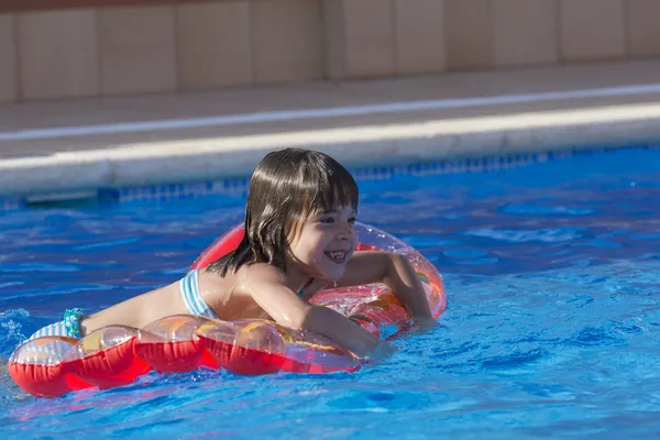 Little girl in a swimming pool — Stock Photo, Image