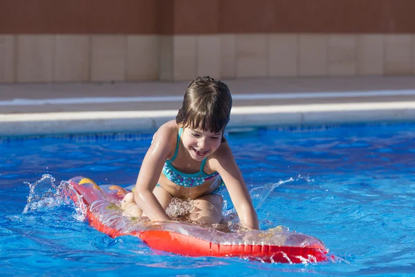 Little girl in a swimming pool — Stock Photo, Image