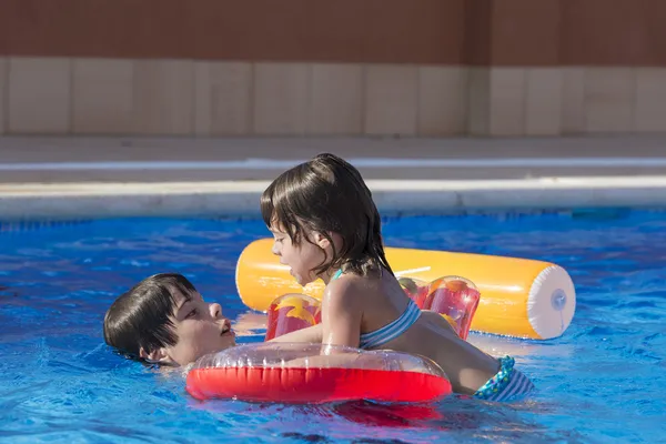 Children playing in a swimming pool — Stock Photo, Image