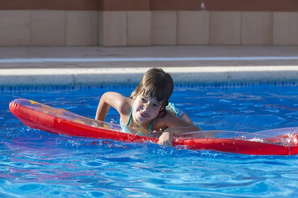 Little girl in a swimming pool — Stock Photo, Image