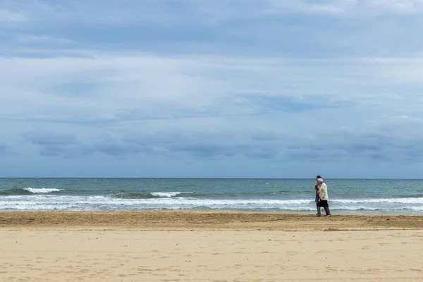 Dos mujeres caminando por la playa —  Fotos de Stock