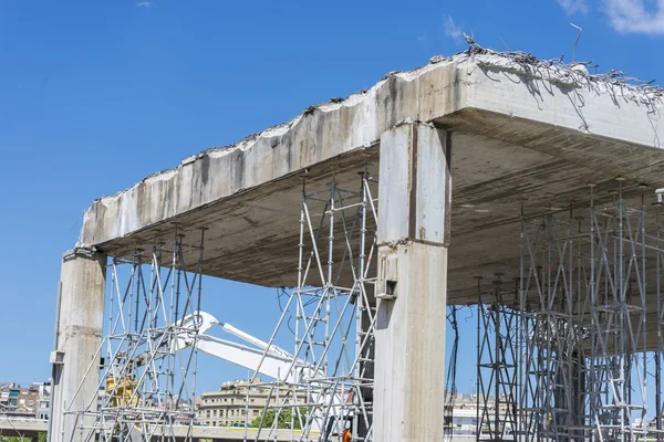 Demolição de uma ponte urbana — Fotografia de Stock