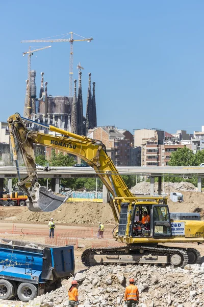 Bagger und die Sagrada Familia — Stockfoto