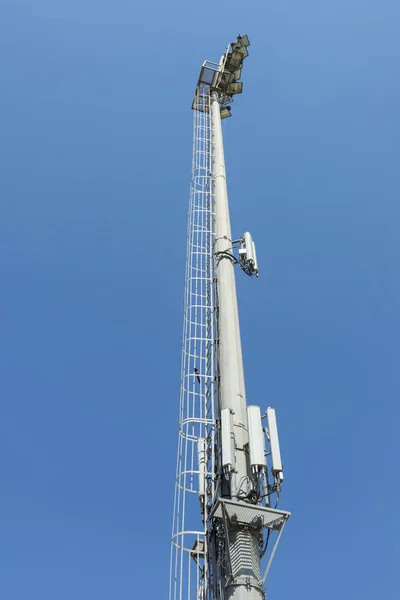 Torre de luz y mástiles de teléfono móvil — Foto de Stock