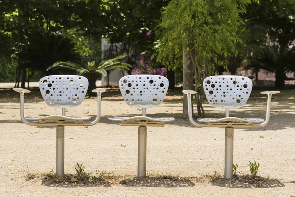 Trois chaises dans un parc — Photo