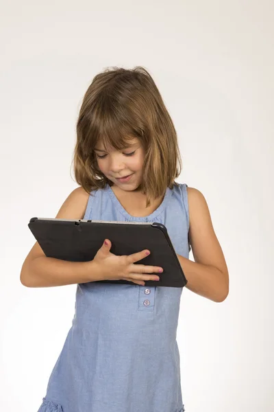 Petite fille jouant avec une tablette numérique — Photo