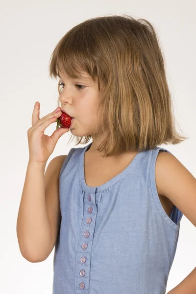 Kleines Mädchen isst Erdbeere — Stockfoto