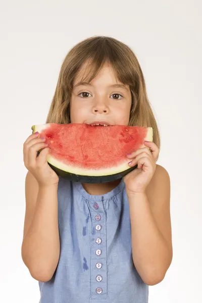 Lille jente spiser vannmelon – stockfoto