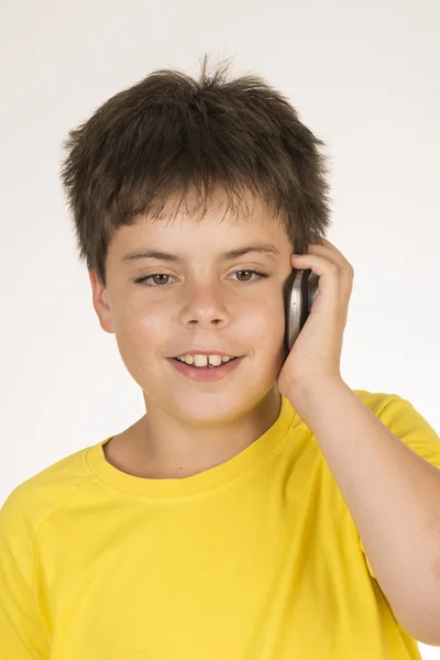 Мальчик разговаривает с мобильником — стоковое фото