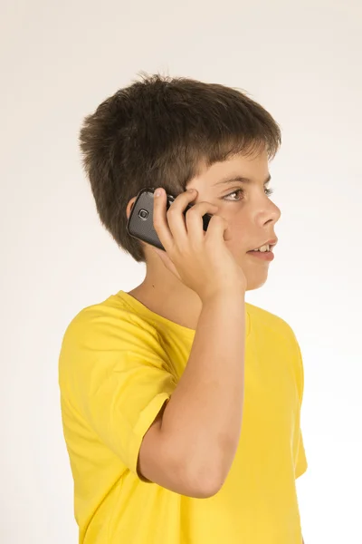 Młody chłopak rozmawia z komórkowego — Zdjęcie stockowe