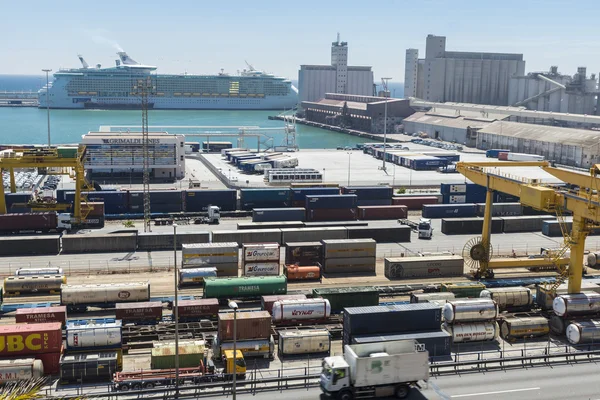 Containerterminal i barcelona — Stockfoto