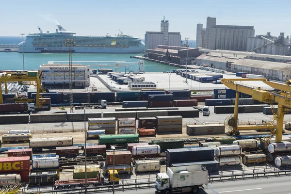 Terminal de contenedores en Barcelona —  Fotos de Stock