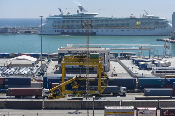 Containerterminal i barcelona — Stockfoto