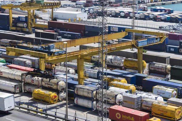 Containerterminal i barcelona — Stockfoto