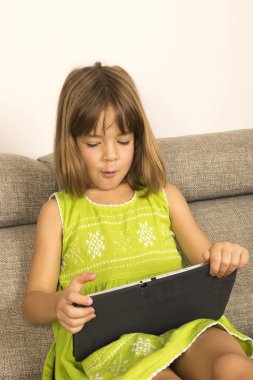 küçük kız dijital tablet ile oynama