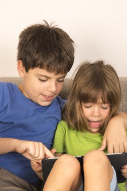 çocuklar dijital tablet ile oyun