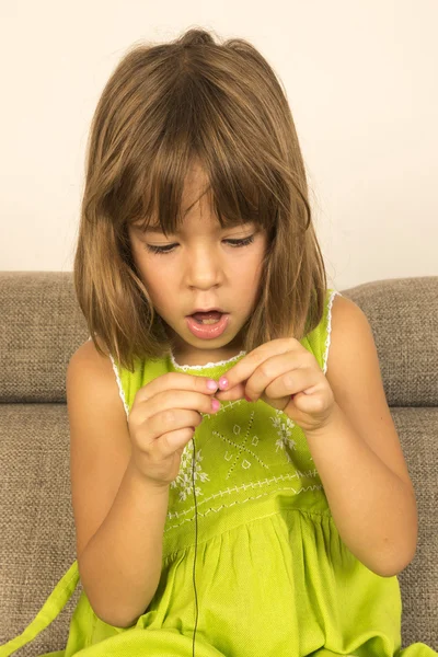 Lilla flickan att göra ett halsband — Stockfoto