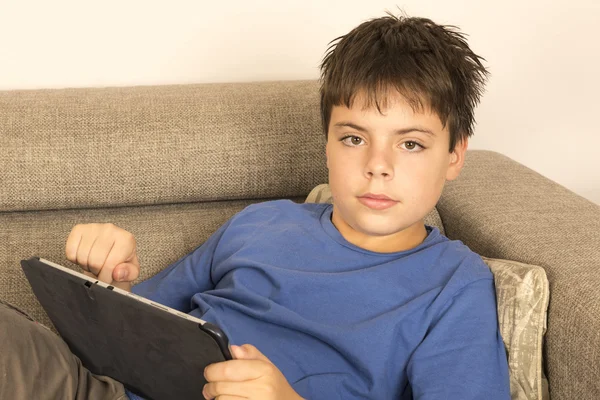 Ragazzo giovane e un tablet digitale — Foto Stock