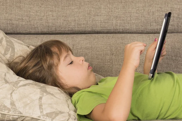 Kleines Mädchen spielt mit digitalem Tablet — Stockfoto