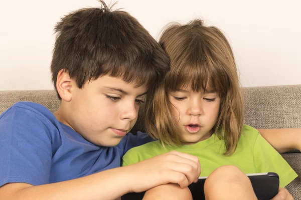 Kinder spielen mit einem digitalen Tablet — Stockfoto