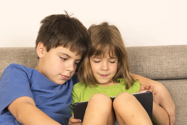 Kinderen spelen met een digitale tablet — Stockfoto