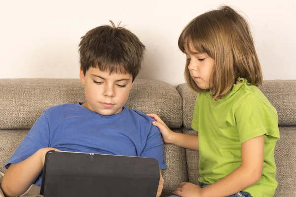 Kinderen spelen met een digitale tablet — Stockfoto