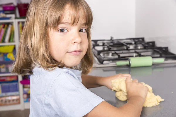 Маленька дівчинка робить тісто для печива — стокове фото
