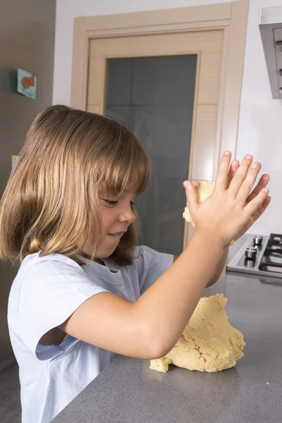 Petite fille faisant la pâte à biscuits — Photo