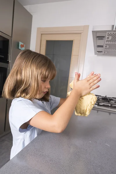 Menina fazendo massa de biscoito — Fotografia de Stock